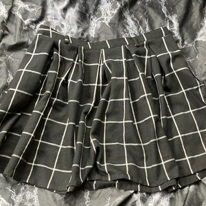 𝐁𝐥𝐚𝐜𝐤,𝐖𝐡𝐢𝐭𝐞 𝐇𝐨𝐭 𝐓𝐨𝐩𝐢𝐜 𝐬𝐤𝐢𝐫𝐭.